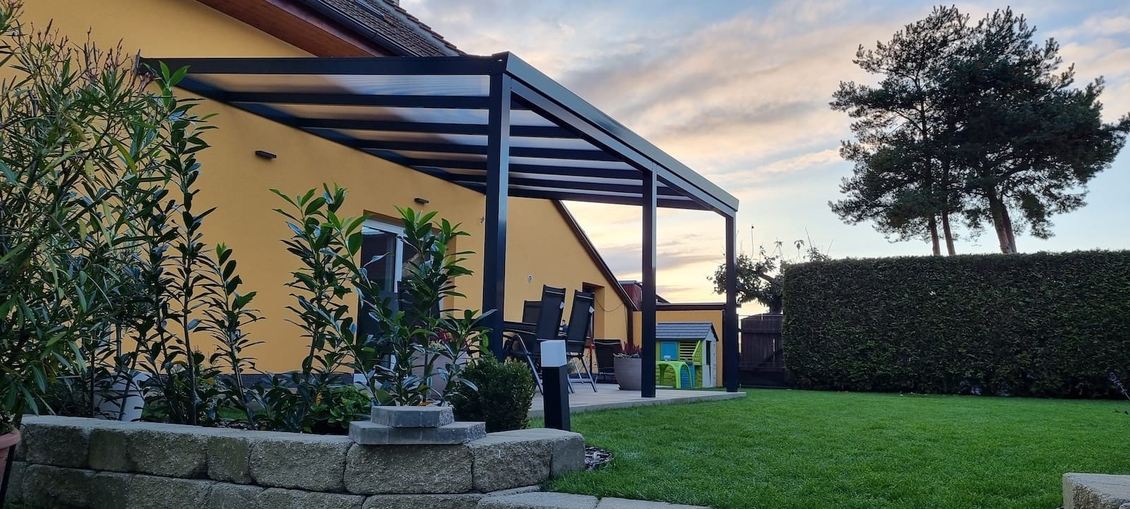 Hliníková pergola s pevnou střechou